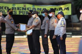 Kapolres Purwakarta Berikan Penghargaan Kepada 4 Personilnya